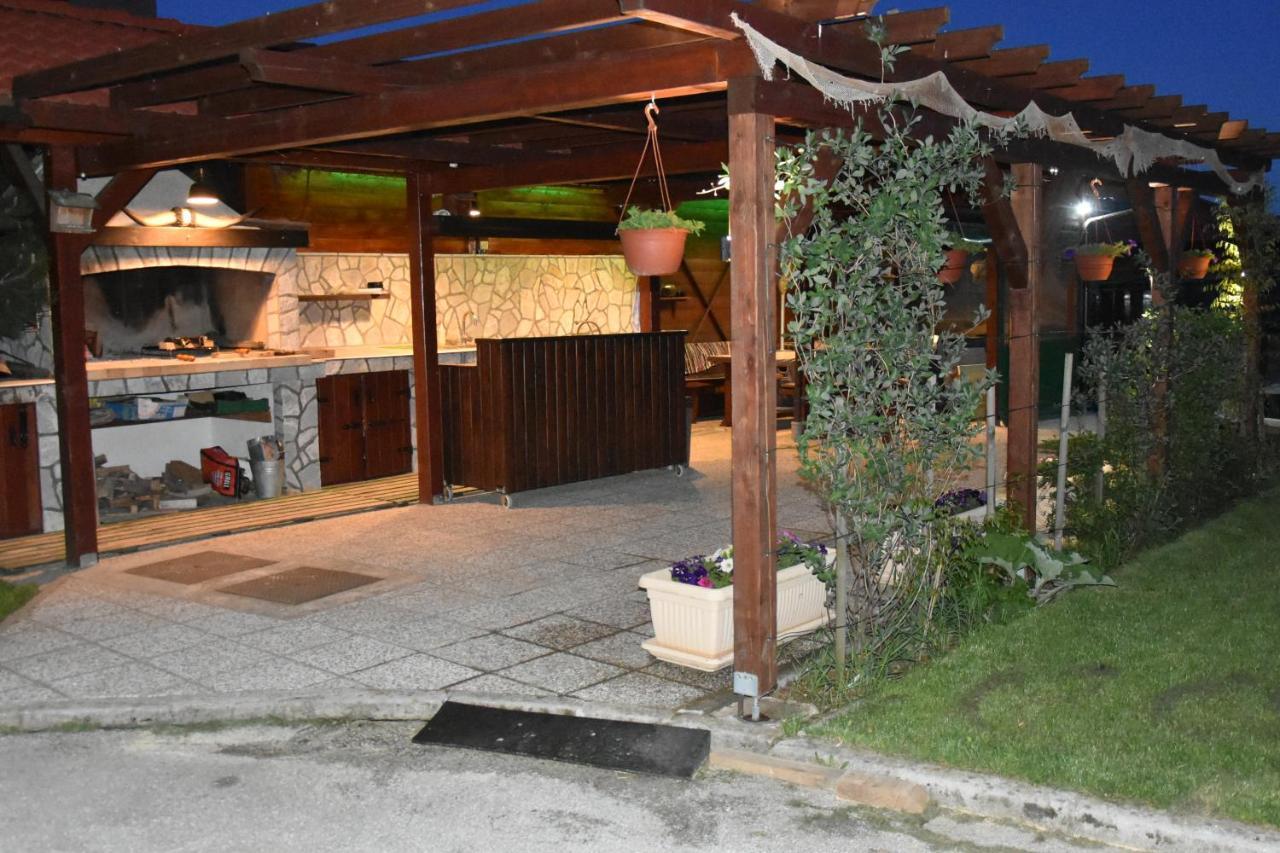 Apartments And Rooms Kod Eli Ravna Gora Bagian luar foto